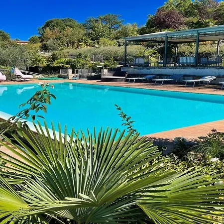 Spoleto-poolside-sleeps-20pool, Jacuzzi, Gardens - Spectacular Grounds Vila Spoleto