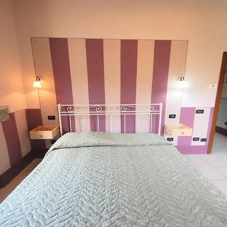 Spoleto-poolside-sleeps-20pool, Jacuzzi, Gardens - Spectacular Grounds *