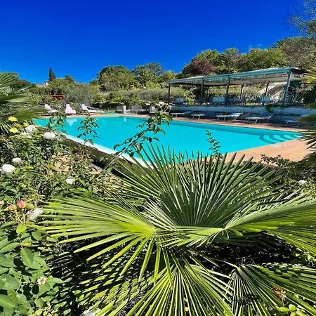 Vila Spoleto-poolside-sleeps-20pool, Jacuzzi, Gardens - Spectacular Grounds